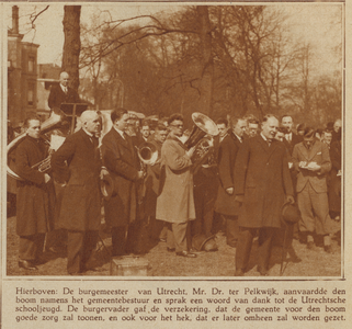 300510 Afbeelding van burgemeester mr. dr. G.A.W. ter Pelkwijk tijdens zijn toespraak bij het planten van de Emmaboom ...